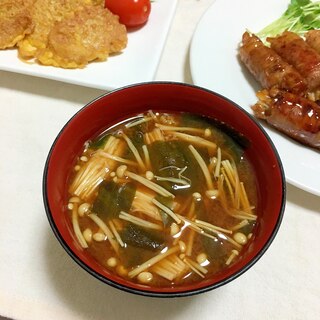 えのきと乾燥ワカメの赤だしお味噌汁♡